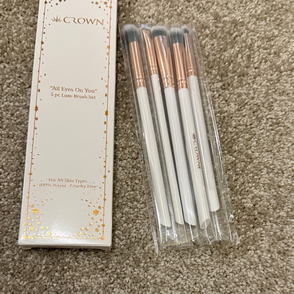 Crown All Eyes On You White and Gold Brush Set